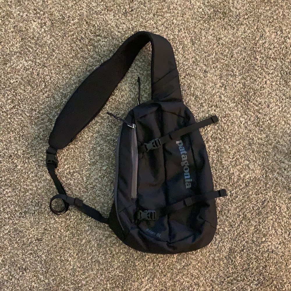 Atom 8L Patagonia cross body Black